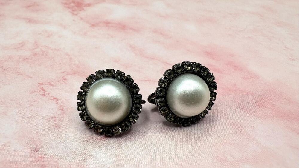 Vintage Gunmetal Pearl Clip On Earrings Faux Mabe Pearl Button Studs 0.5 Inch